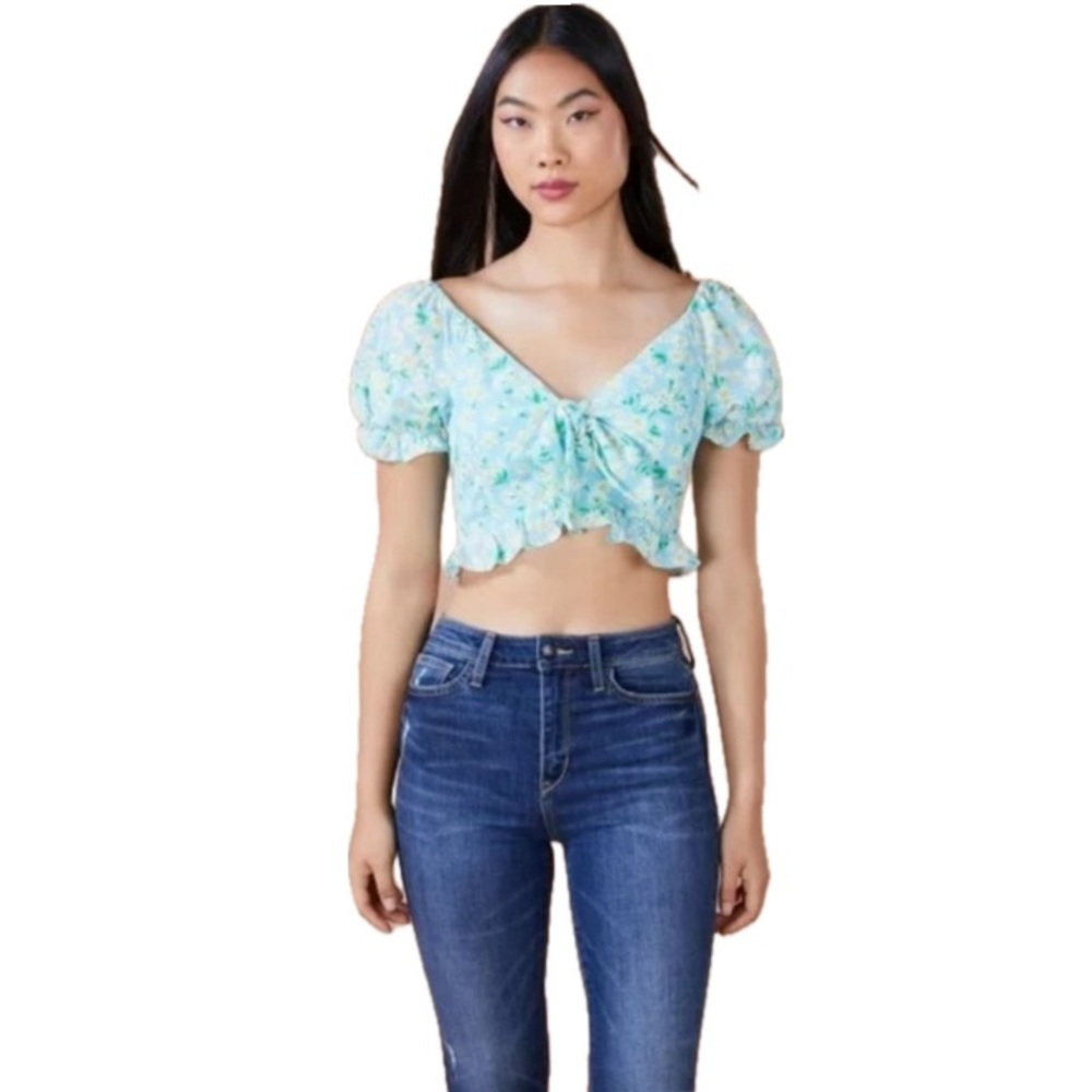 BCBGeneration Butterfly-Print
Knot-Front Crop Top in Retro Daisy
Garden